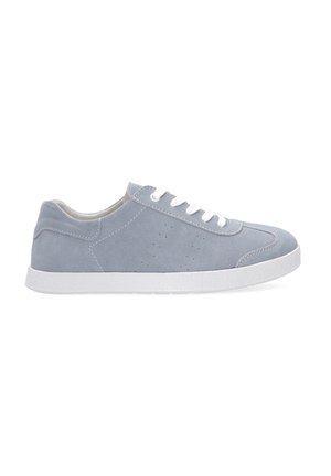 Graue Wildleder-Sneaker mit weißen Schnürsenkeln und Sohle, Verzierungen mit Perforationen an den Seiten, runder Zehenbereich und niedrigem Profil.