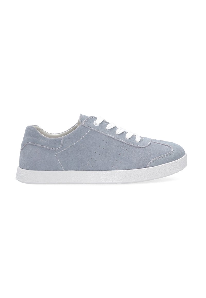 Graue Wildleder-Sneaker mit weißen Schnürsenkeln und Sohle, Verzierungen mit Perforationen an den Seiten, runder Zehenbereich und niedrigem Profil.