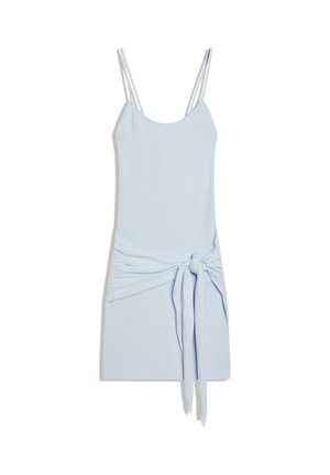 Vaaleansininen hihaton minimekko ohuilla olkaimilla ja kangaslenkki vyötäröllä valkoisella taustalla.