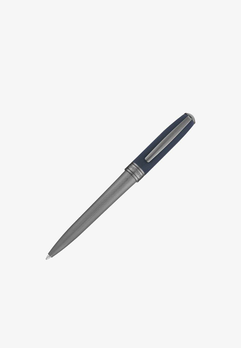 Stylo métallique avec un corps texturé en argent et une prise en caoutchouc bleu foncé, équipé d'un clip et d'une pointe lisse et pointue pour écrire.