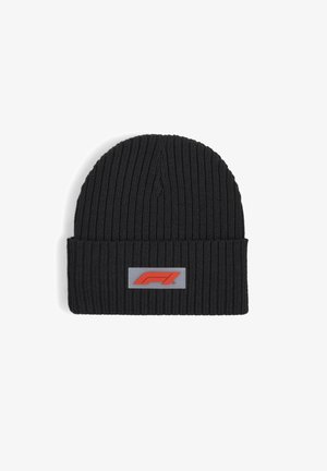 Czarna dziana czapka z prążkowanym wzorem i podwiniętym mankietem. Posiada prostokątną naszywkę z czerwonym logo na szarym tle.