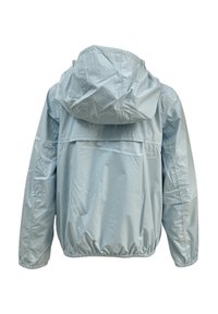 Giacca impermeabile azzurro chiaro con cappuccio, polsini elasticizzati e orlo con cordoncino. Presenta una tasca posteriore e una texture liscia.