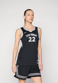 Maillot de basketball noir et shorts avec le texte "LAS VEGAS" et le numéro "22", avec des accents gris et une texture en maille respirante.