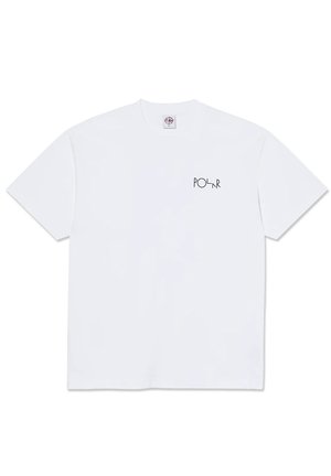 Camiseta blanca de manga corta y cuello redondo con pequeño logo de texto "POLAR" en negro en el pecho izquierdo y una etiqueta visible en el cuello.