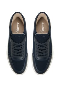 Scarpe sportive blu navy con tessuto in rete, dettagli in pelle, punta rotonda e suola in gomma bianca contrastante. Caratterizzano un design classico con lacci.
