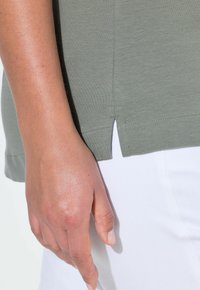 LAURASØN 1/2-ARM, RUNDHALSAUSSCHNITT  - Triko s potiskem - sage