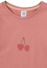 Rosa Baumwoll-T-Shirt mit rundem Ausschnitt und einem Grafikdesign von zwei roten herzförmigen Kirschen mit schwarzen Stielen. Glatte Textur.