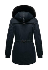 Marynarka wojskowa w kolorze granatowym z kapturem wyłożonym sztucznym futrem, regulowaną talią, ściągaczami przy mankietach i gładką fakturą. Posiada centralną pętelkę do zawieszenia oraz naszywkę z logo.