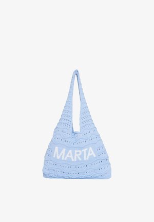 Lyseblå strikket skuldertaske med hakket mønster og navnet "MARTA" i hvidt på forsiden, med et enkelt håndtag.