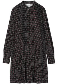 Abito nero con maniche lunghe, caratterizzato da un motivo geometrico rosso e bianco. Tessuto liscio, scollatura con bottoni e design plissettato.