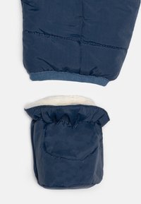 Moufles isolantes bleu marine avec une doublure douce et claire, des poignets élastiqués et une forme arrondie pour la chaleur et le confort.