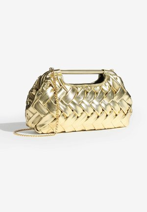 Bolso de mano tejido en oro con una correa de cadena y una forma estructurada. Presenta un acabado metálico suave y un asa superior para un transporte fácil.