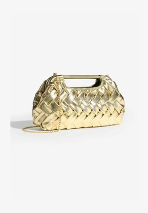Sac à main en or tissé avec une bandoulière en chaîne et une forme structurée. Doté d'une finition métallique lisse et d'une poignée supérieure pour un transport facile.