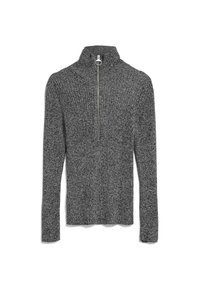 Suéter gris de canalé con cuello alto, cierre de cremallera y mangas largas. Textura suave y diseño ajustado. Detalles de punto a máquina evidentes.
