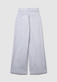 Hellgraue Hosen mit weitem Bein und einem gerippten Muster. Sie verfügen über zwei Gesäßtaschen mit schrägen Klappen und einen taillierten Bund.