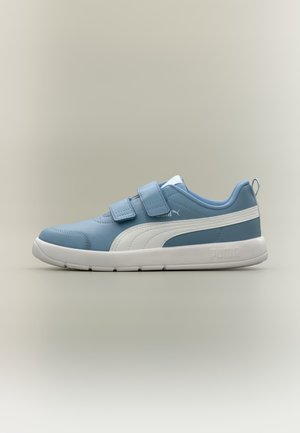 Синьо и бяло маратонка Puma с две лепенки с велкро, бяла подметка и логото на Puma отстрани на едноцветен бежов фон.