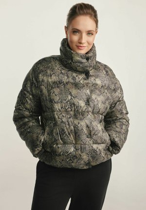 Padded jacket wężowym wzorze w zielonym i szarym kolorze z wysokim kołnierzem, czarnymi guzikami i miękką teksturą. Charakteryzuje się luźnym krojem.