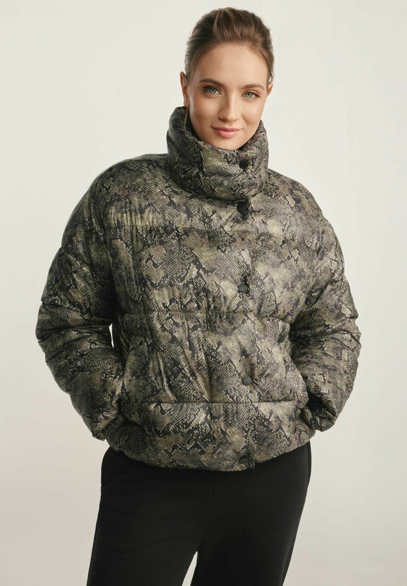 Padded jacket wężowym wzorze w zielonym i szarym kolorze z wysokim kołnierzem, czarnymi guzikami i miękką teksturą. Charakteryzuje się luźnym krojem.
