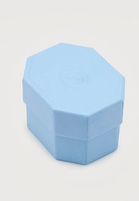 Φωτεινό γαλάζιο οκταγωνικό κουτί με υφή και ελαφρώς ανάγλυφο έμβλημα στο καπάκι, τοποθετημένο σε απλό λευκό φόντο.