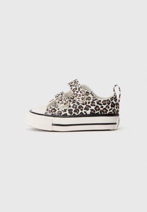 Lille sneaker med leopardprint, to velcrobånd, hvid gummisål med sort stribe og trækflig ved hælen.