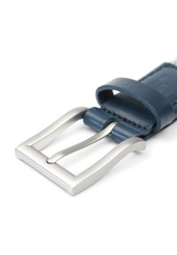 Cinturino per orologio in pelle blu navy con fibbia in metallo argentato. Il cinturino presenta una texture liscia e la fibbia ha una forma rettangolare con angoli arrotondati.