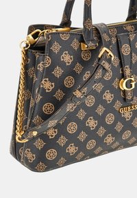 Borsa a mano marrone con motivo, realizzata in materiale sintetico testurizzato, con finiture in oro, doppi manici e una tracolla a catena.