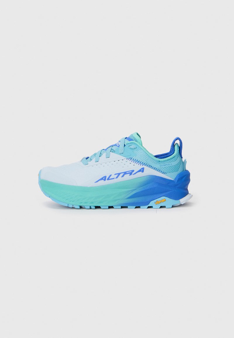 Lichtblauwe hardloopschoen met een gestructureerde mesh bovenkant, gradient teal accenten en een robuuste loopzool. Bevat logo en Vibram-merk.