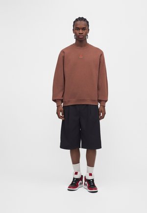 Jordan, CREW - Суитшърт - fauna brown/university red