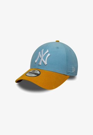 Cappellino azzurro chiaro con visiera gialla, caratterizzato da un logo ricamato bianco. Il cappellino ha un design strutturato e un tessuto testurizzato.