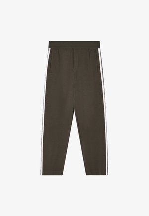 Pantaloni da jogging verde oliva con strisce bianche ai lati, vita elastica e due tasche laterali. Tessuto morbido; design a vestibilità rilassata.