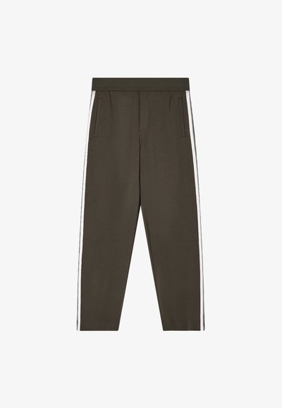 Pantaloni da jogging verde oliva con strisce bianche ai lati, vita elastica e due tasche laterali. Tessuto morbido; design a vestibilità rilassata.