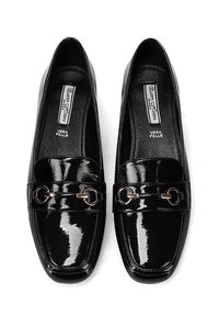 Mocassini in vernice nera con punta quadrata, dotati di una catena metallica color oro sulla parte anteriore e di una fodera interna liscia.