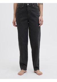 Černé džíny s vysokým pasem a rovnými nohavicemi. Vyrobené z denimu, s předními kapsami, jemným prošitím a kovovým knoflíkovým zapínáním.