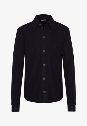 Camicia nera a maniche lunghe con bottoni, colletto e una tasca singola sul petto, mostrata su uno sfondo bianco semplice.