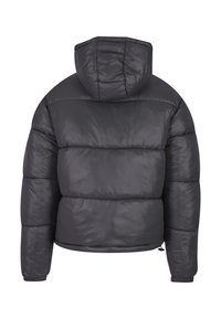 Juodas pūkinis džemperis su gobtuvu, siuvinėta konstrukcija, elastingi rankogaliai ir stringo apačioje. Lygus paviršius ir blizgus apdaila. Atgalinė vaizdas.