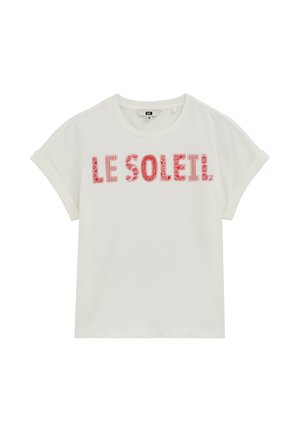 Biele tričko s krátkym rukávom s ohranými manžetami a červeným vzorovaným textom "LE SOLEIL" na hrudi.