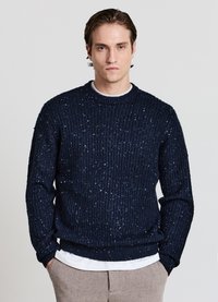 Maglione blu navy lavorato a maglia con coste in rilievo e accenti maculati, caratterizzato da scollatura rotonda e maniche lunghe. Tessuto morbido.