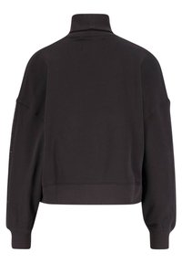 Sudadera recortada negra con cuello alto, mangas anchas y puños acanalados. Presenta una textura suave y un diseño minimalista.