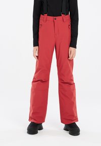 Pantaloni da neve rossi con bretelle nere regolabili, chiusura a bottone e tasche laterali con zip. Il tessuto appare liscio e resistente all'acqua.