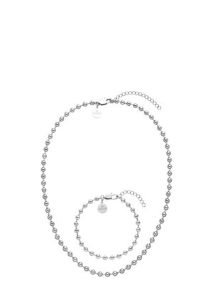 Silberne Perlenkette und passendes Armband mit Karabinerverschlüssen und kleinen runden Markentags auf weißem Hintergrund.