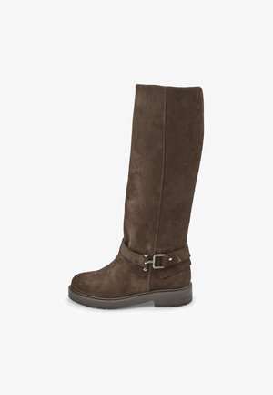 Stivale in suede marrone altezza ginocchio con punta rotonda, suola piatta e dettagli decorativi con fibbia. Superficie liscia e colore uniforme.