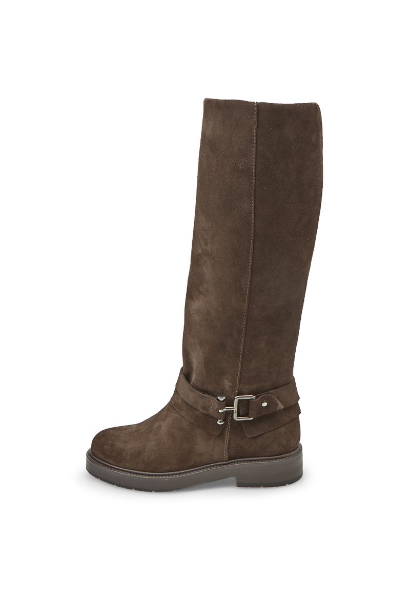 Stivale in suede marrone altezza ginocchio con punta rotonda, suola piatta e dettagli decorativi con fibbia. Superficie liscia e colore uniforme.