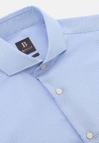 Svetlomodrá kockovaná košeľa s golierom na gombíky, bielymi gombíkmi a jemnou textúrou. Na štítku je napísané "BOGGI MILANO".