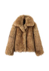 Giacca in finta pelliccia marrone con una texture soffice, colletto ampio e taglio corto. Presenta maniche lunghe e una silhouette rilassata.