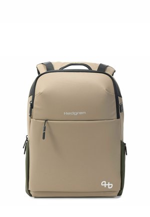 Beige en olijfgroene Hedgren rugzak met voorvak met rits, bovenhandvat, gevoerde schouderbanden en logo gedrukt op de voorkant.