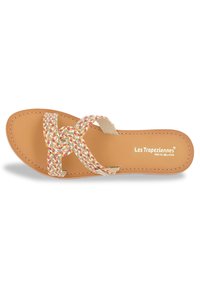 Flettede flerfarvede remme, beige indlægssåler, flad sål, afslappet sandaldesign, stitched kanter og logo prægede indlægssålen.
