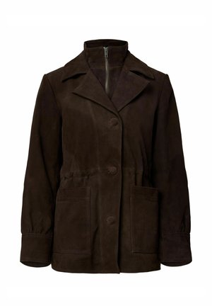 Donkerbruin suède jack met knopen aan de voorkant, twee grote zakken aan de voorkant, lange mouwen en een hoge kraag met een ritssluiting eronder.