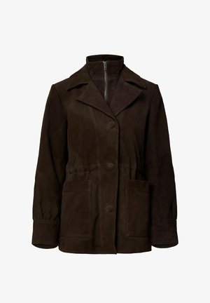 Tummanruskea mokkanahkatakki, jossa on napillinen edusta, kaksi isoa etutaskua, pitkät hihat ja korkea kaulus vetoketjusuljennalla.