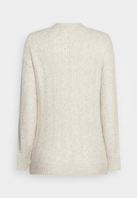 Pull en maille couleur crème avec manches longues, ourlet et poignets côtelés, présentant un motif chevron en maille torsadée discret, vu de dos.