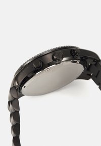 Montre en métal noir dotée d'un boîtier rond avec une lunette lisse, deux poussoirs et un bracelet en maillons entrelacés.